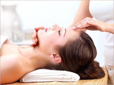 Beautiful woman getting a massage: http://de.fotolia.com/id/6434290 © Yuri Arcurs / Fotolia.com